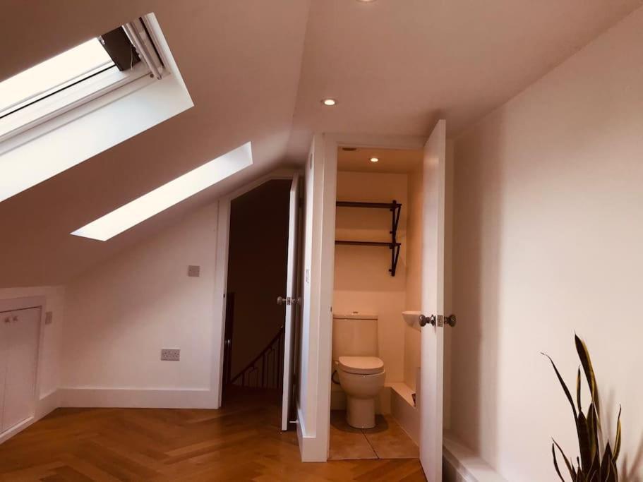 Stylish New Listing! Free Parking, Trendy Location Appartamento *
