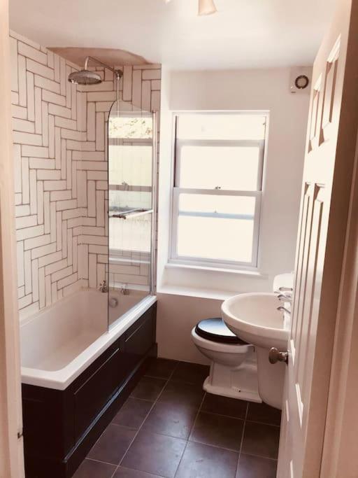 Stylish New Listing! Free Parking, Trendy Location Appartamento *