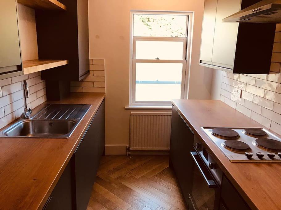 Stylish New Listing! Free Parking, Trendy Location * Londra
