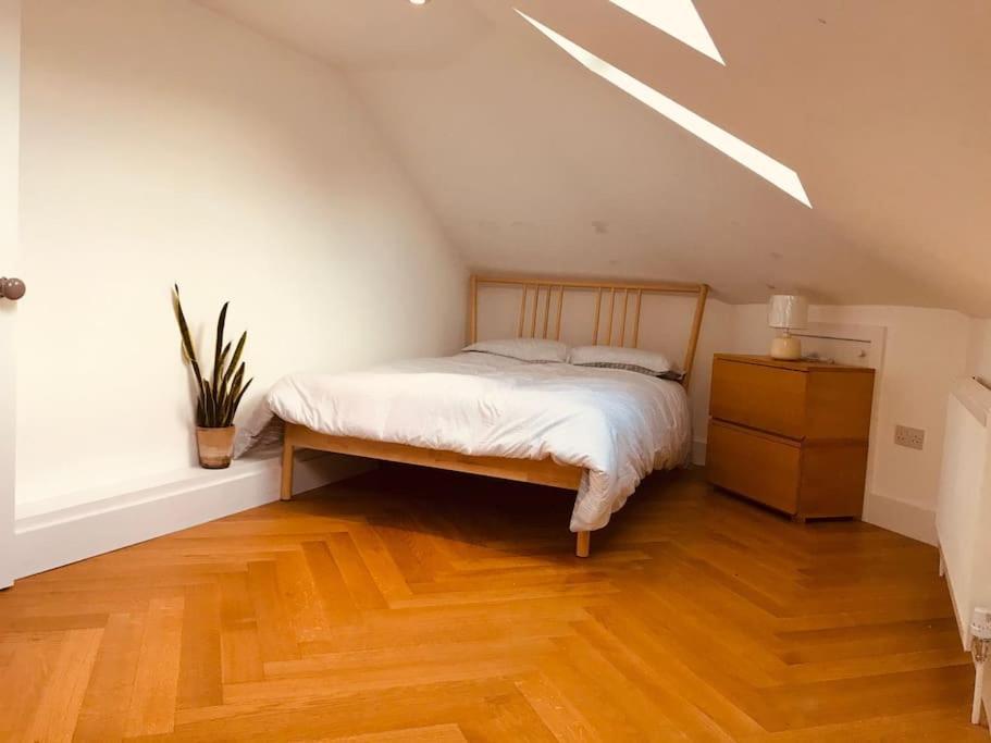 Appartamento Stylish New Listing! Free Parking, Trendy Location Londra